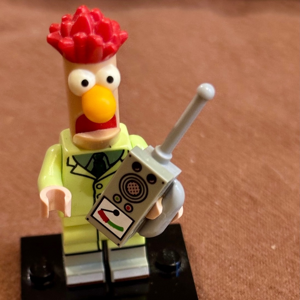 [Set coltm-3] Beaker, The Muppets; with Stand, Accessories and Pamphlet.